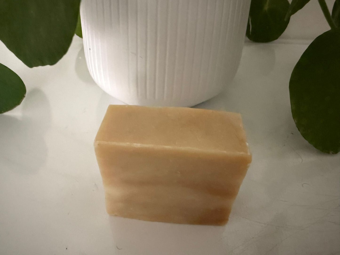 Savon solide fait main à l'argile blanche